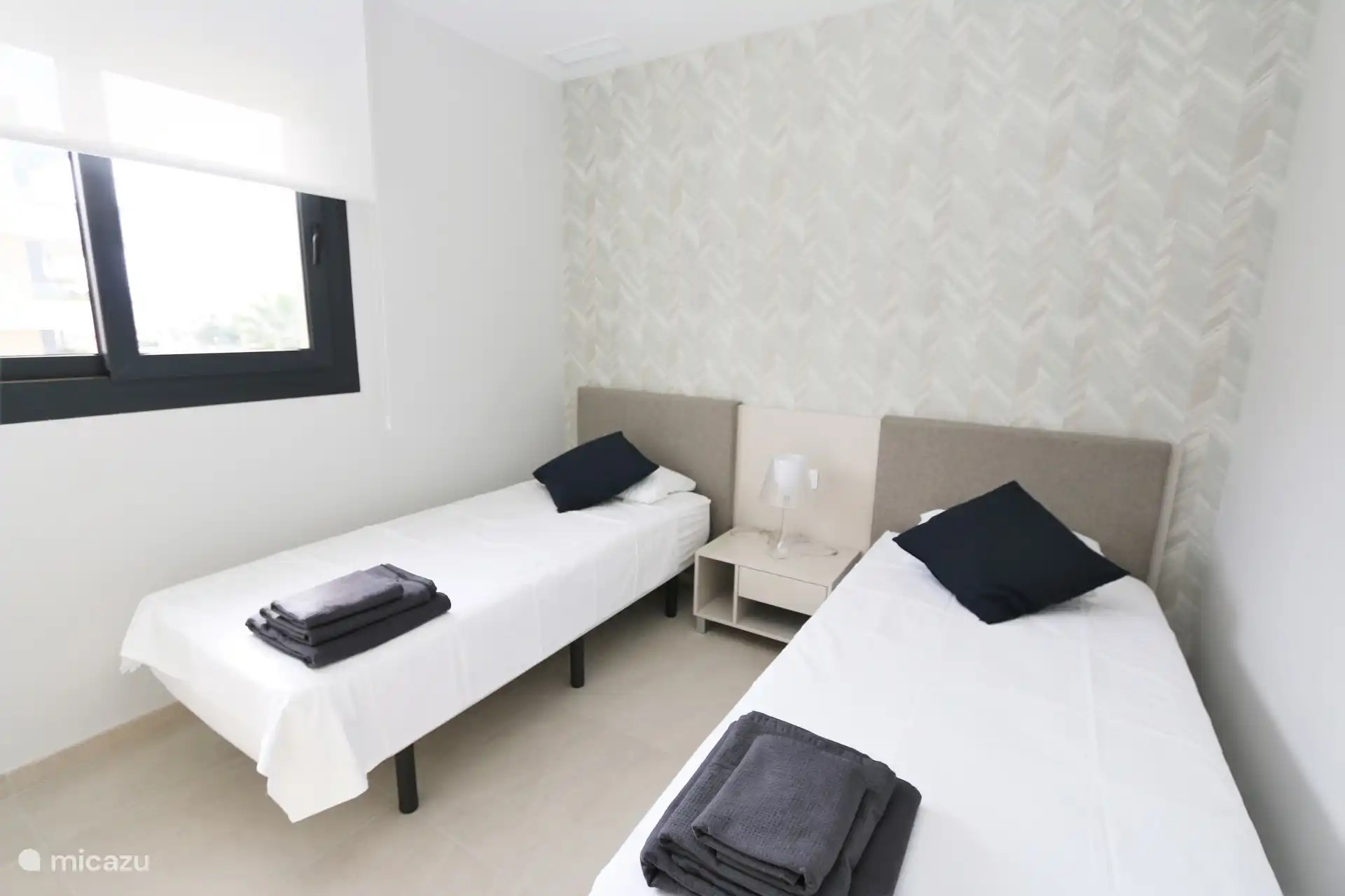 Dormitorio con dos camas individuales