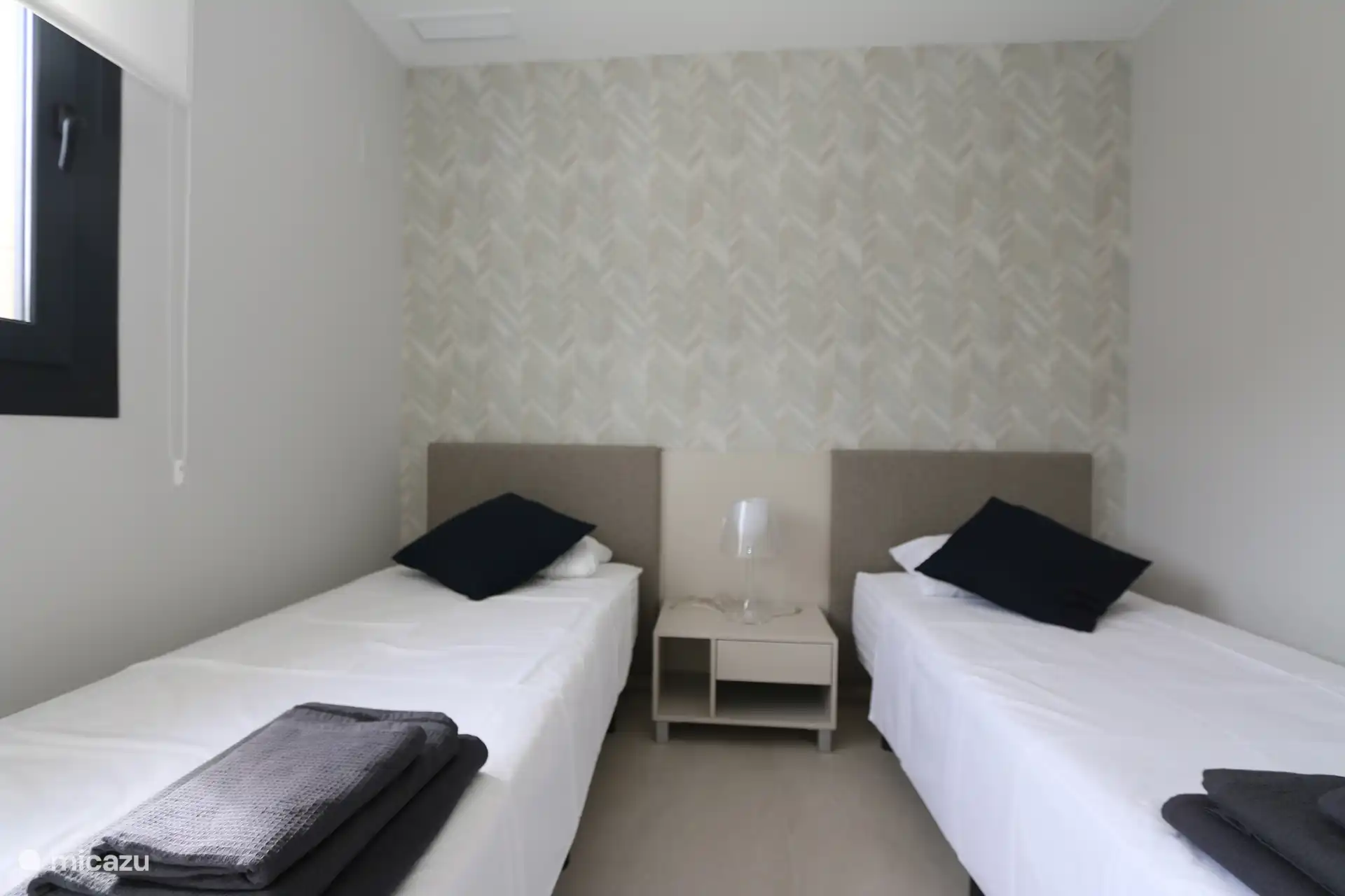 Dormitorio con dos camas individuales