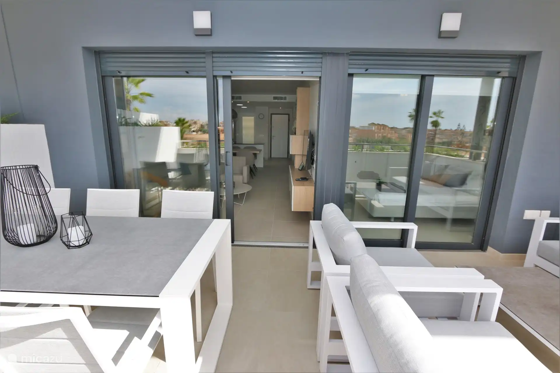 Balcón con juego de salón y juego de mesa