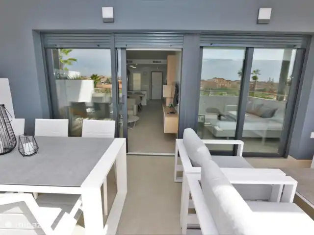 Appartement de 3 pièces à Flamenca Village | Espagne, Costa Blanca, Orihuela Costa - appartement Balcon avec salon et table