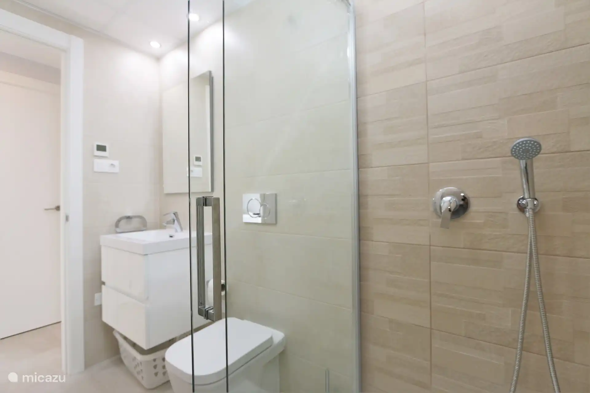 Cuarto de baño con ducha a ras de suelo