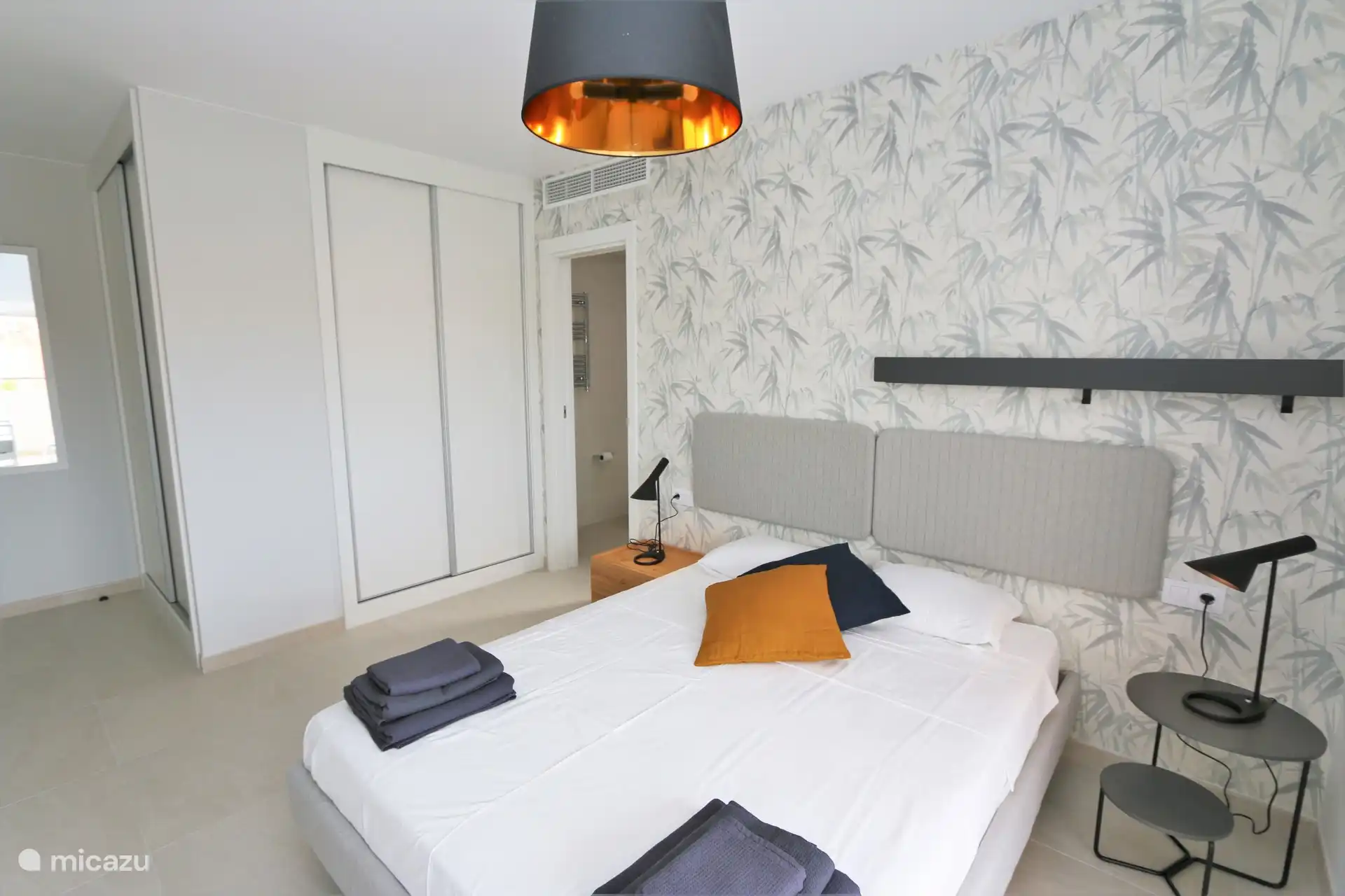 Dormitorio con cama doble