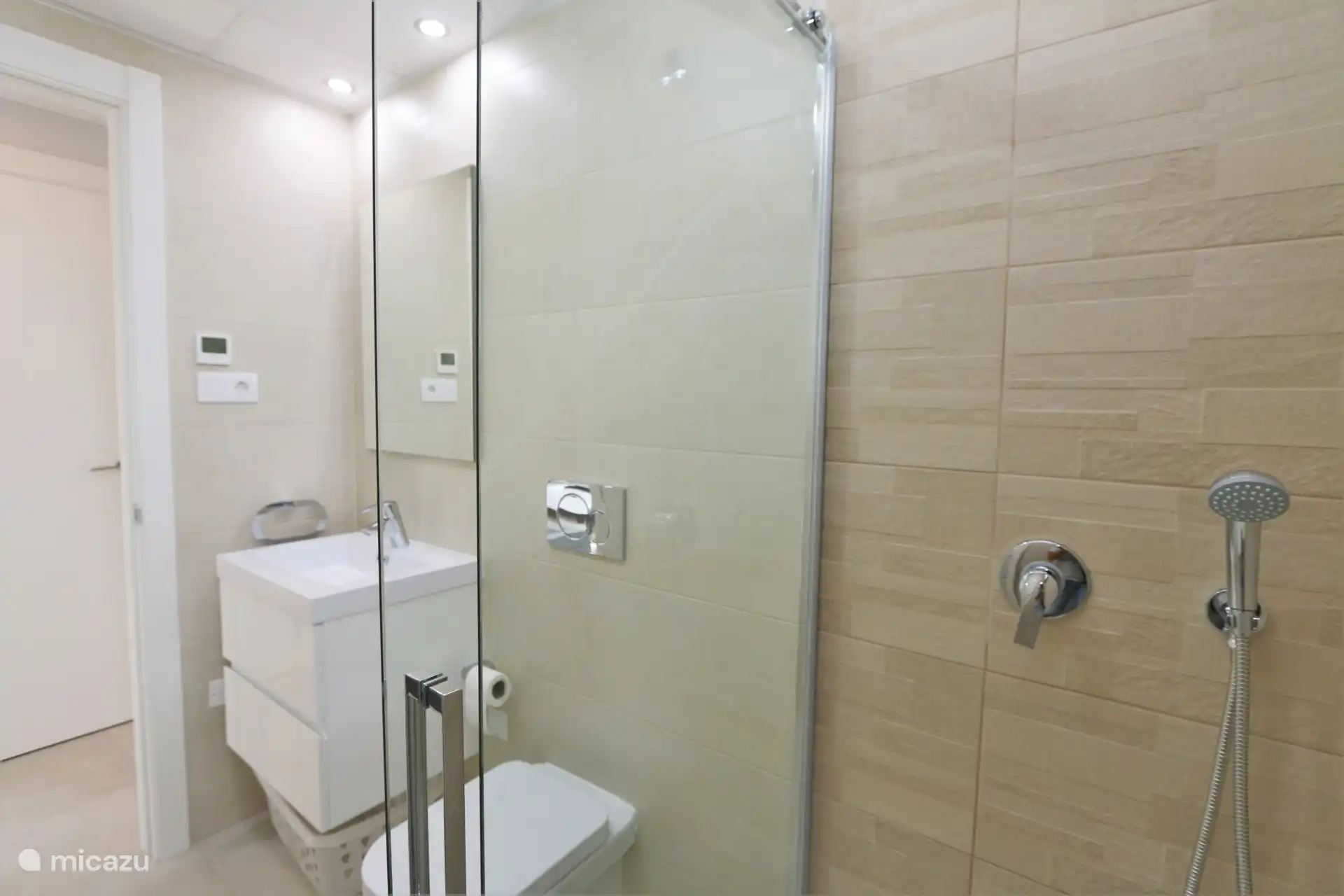 Cuarto de baño con ducha a ras de suelo