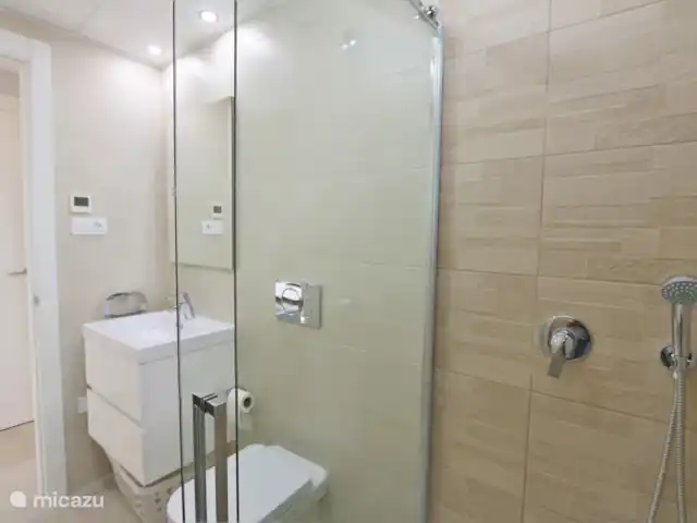 Appartement de 3 pièces à Flamenca Village | Espagne, Costa Blanca, Orihuela Costa - appartement Salle de bain avec douche à l’italienne