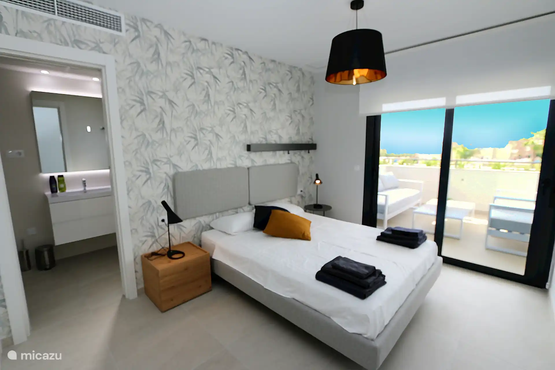 Dormitorio con cama doble