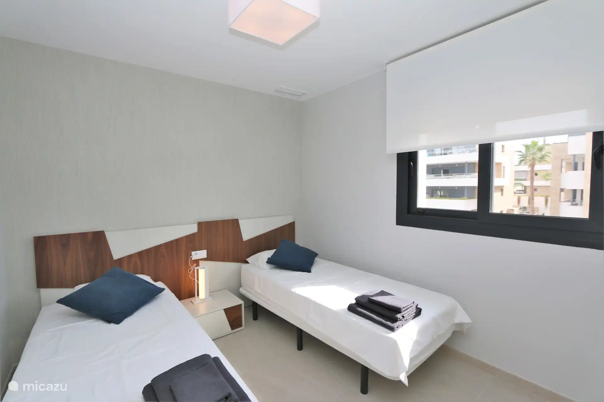 Dormitorio con dos camas individuales