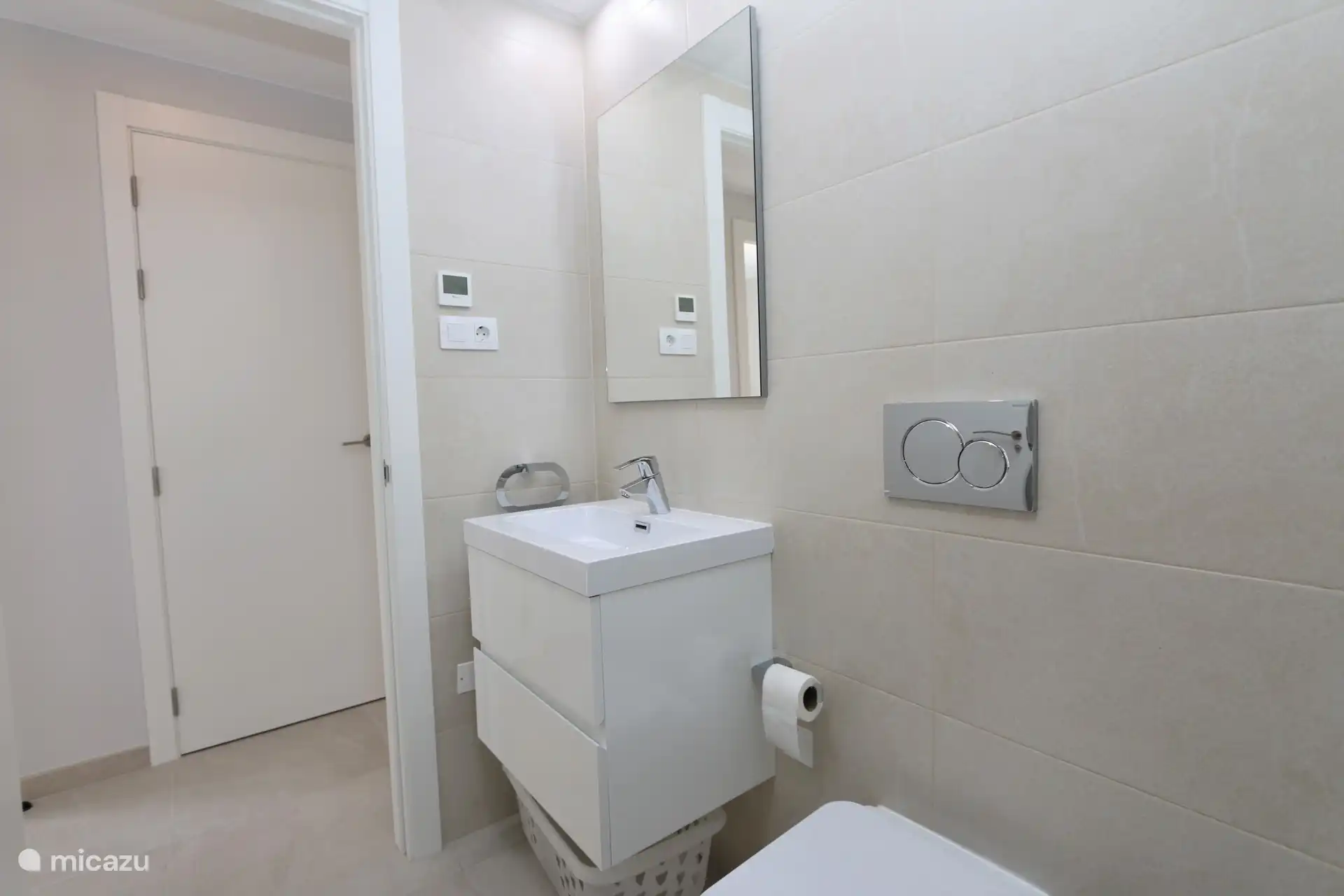 Cuarto de baño con ducha a ras de suelo