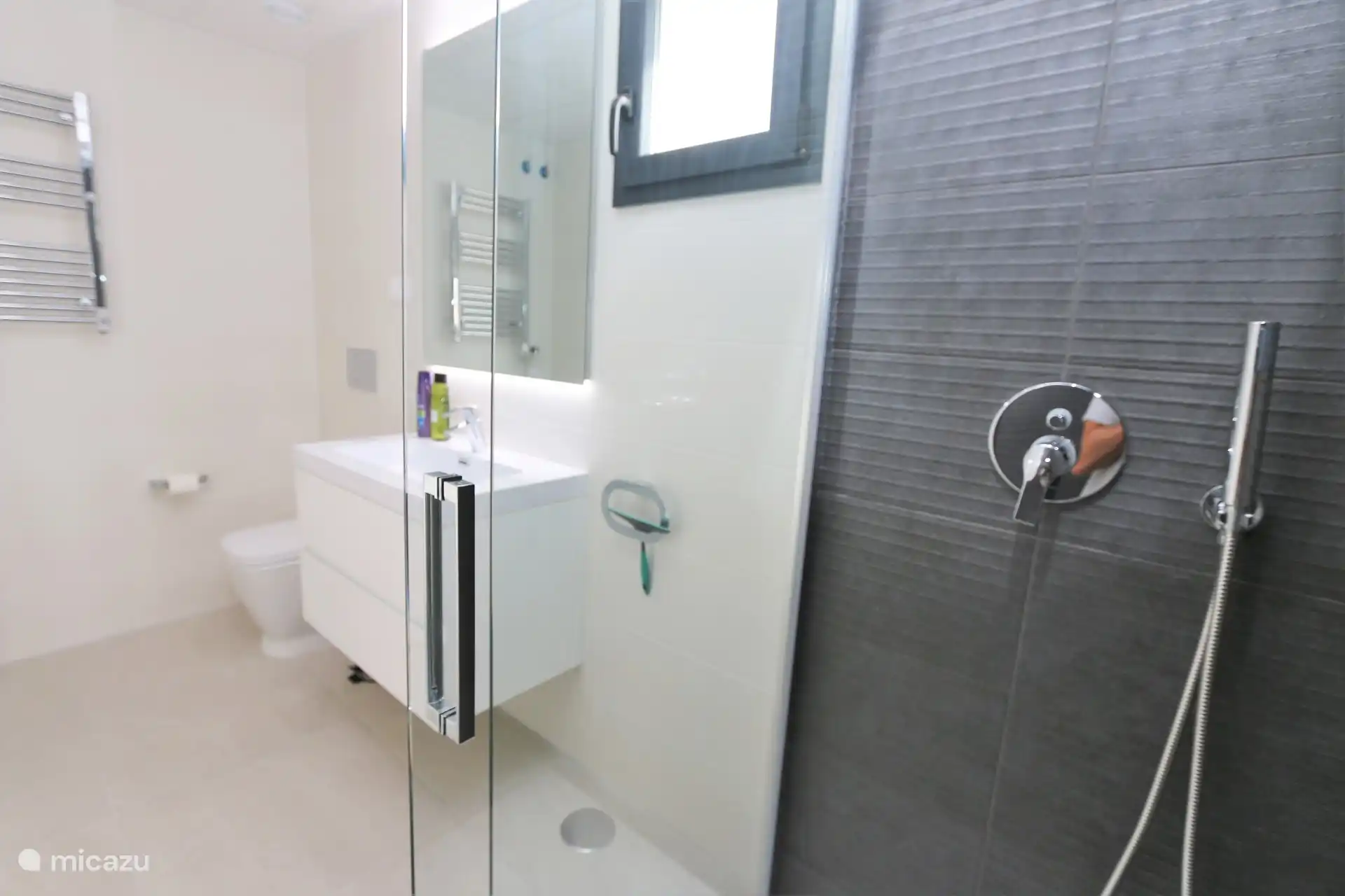 Cuarto de baño con ducha a ras de suelo