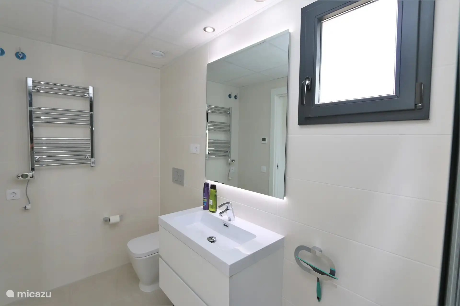 Cuarto de baño con ducha a ras de suelo