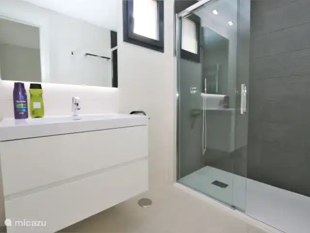 Appartement de 3 pièces à Flamenca Village | Espagne, Costa Blanca, Orihuela Costa - appartement Salle de bain avec douche à l’italienne