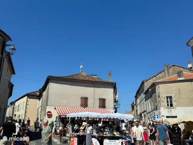 Location de Vacances France, Charente, Écuras, maison de vacances - Le Chat 217 Le Camelot Marché confortable, Piegut-Pluviers