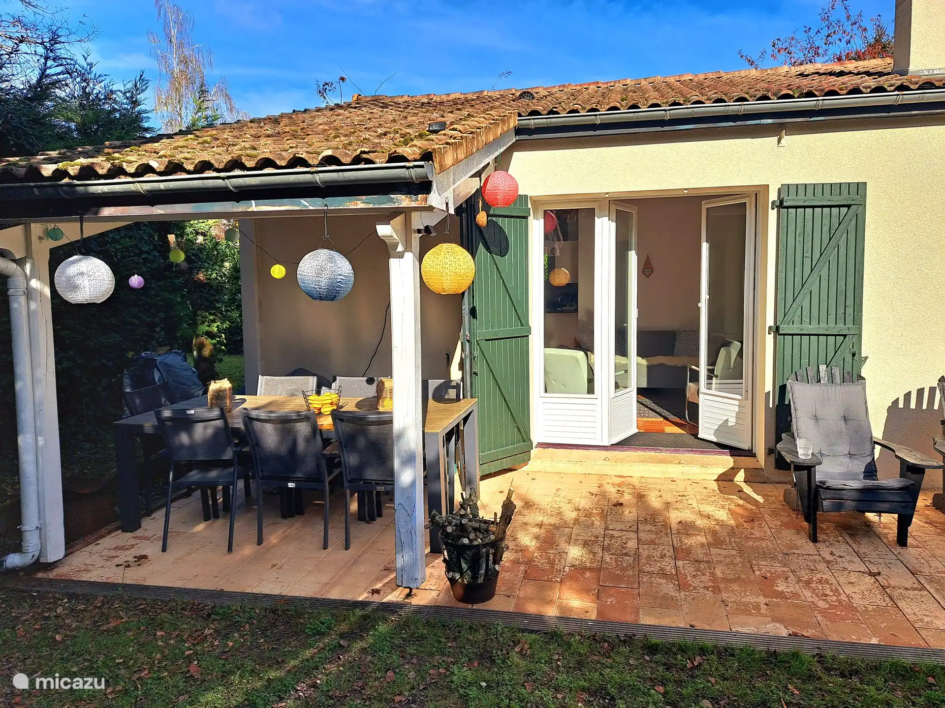 Halbüberdachte Terrasse, Rückseite des Hauses
