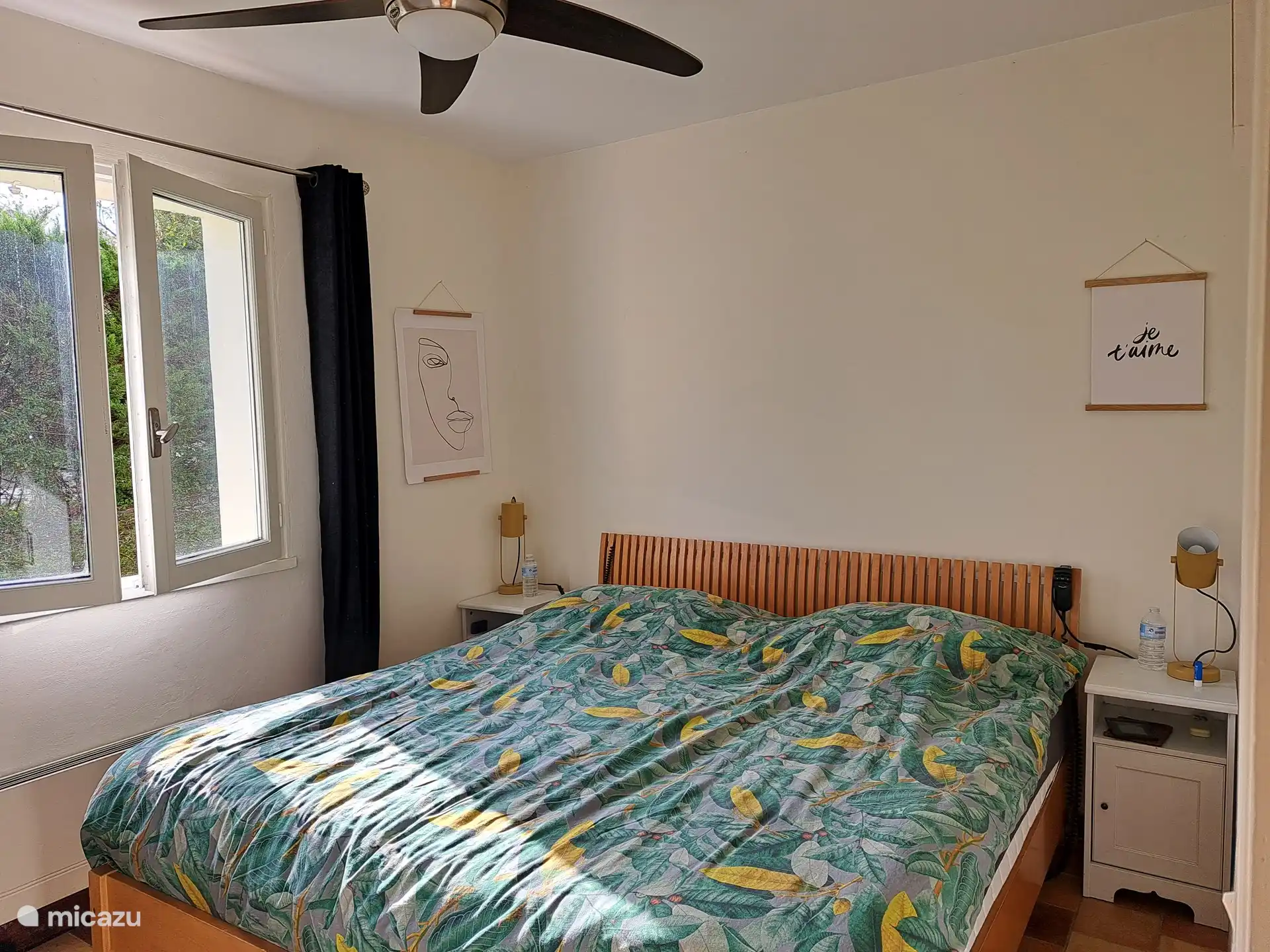 Schlafzimmer mit 2 Betten