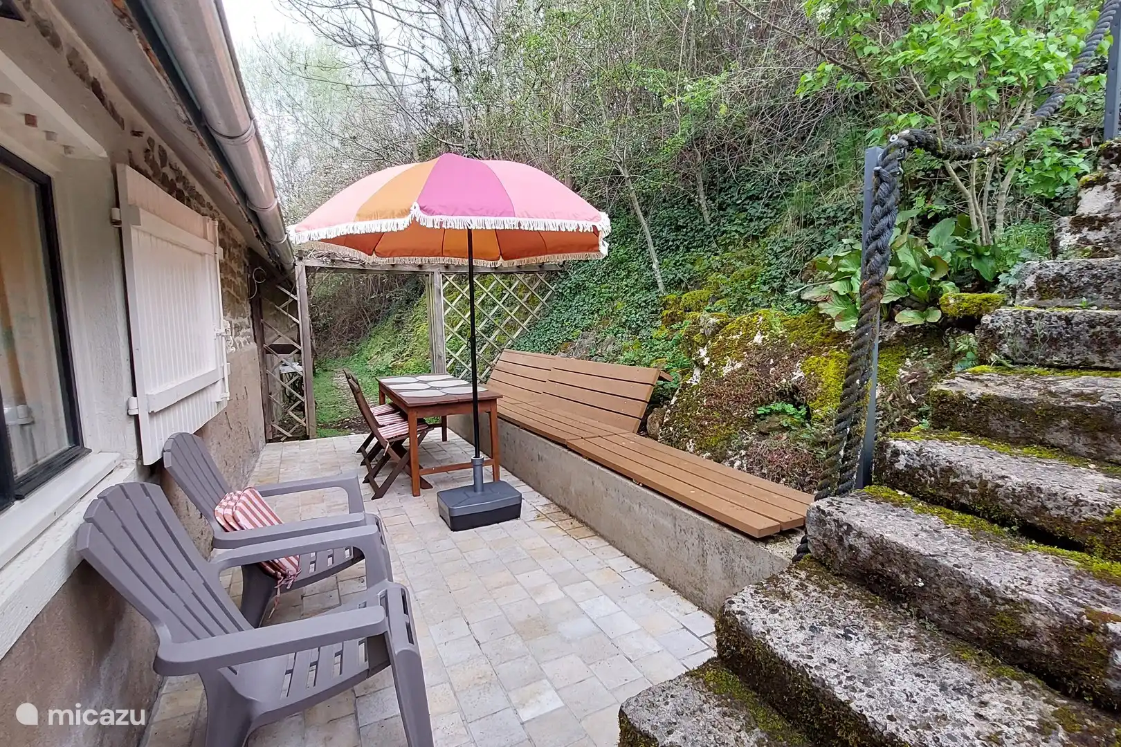 Private Terrasse hinter der Gîte mit Zugang zum See