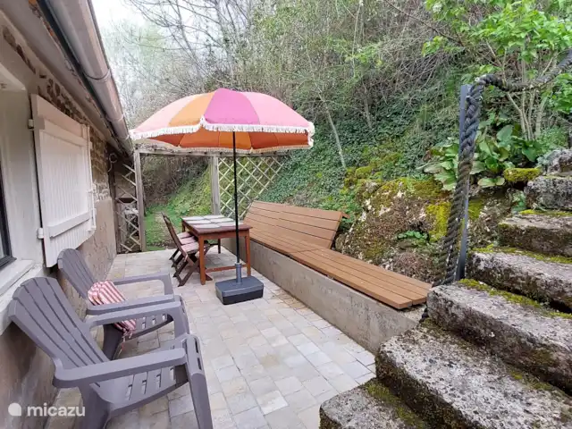 Moulin Fouché | Le Moulin | France, Côte-d'Or, Arnay-le-Duc - gîte / cottage Terrasse privative derrière le gîte avec accès au lac