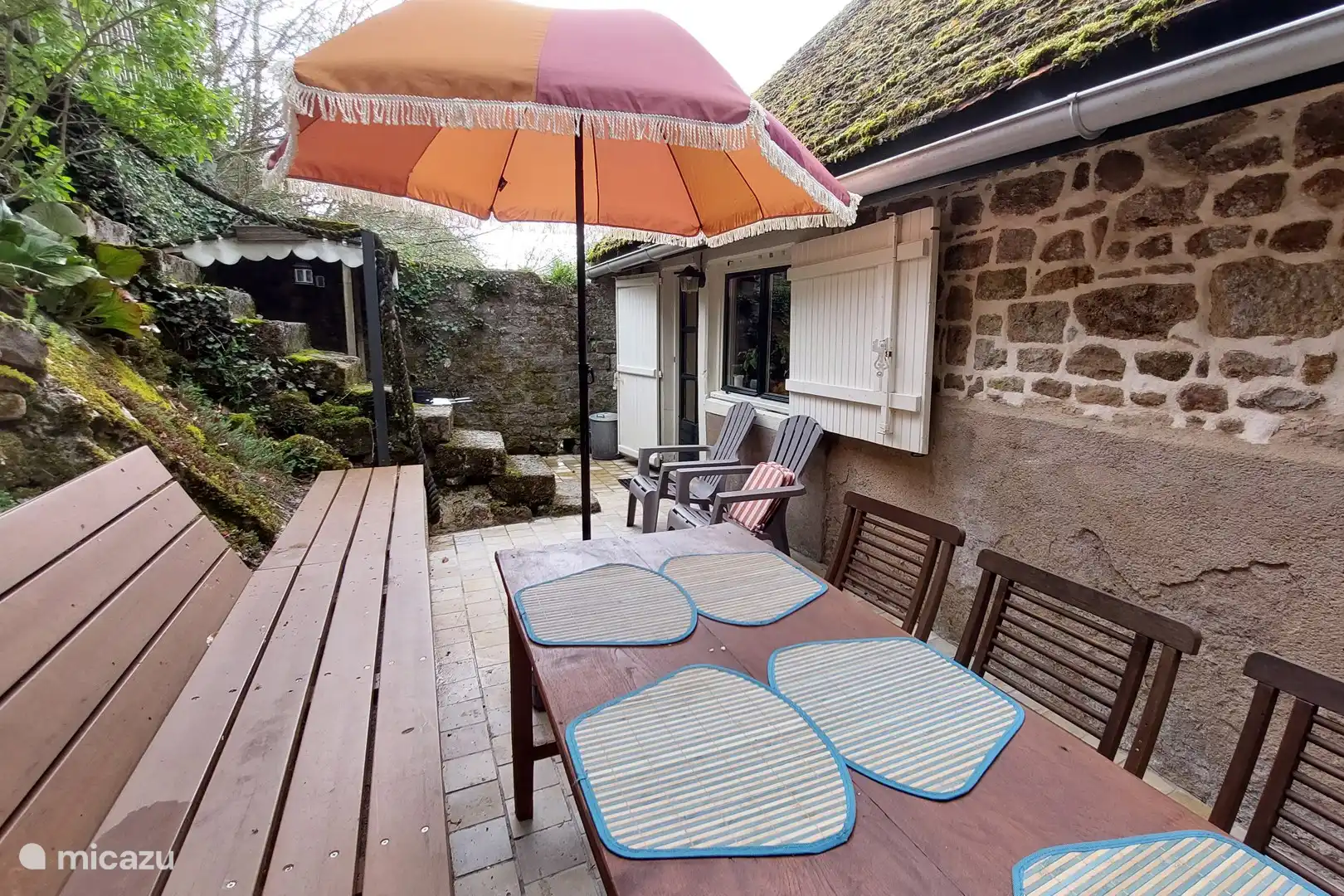 Private Terrasse hinter der Gîte mit Zugang zum See