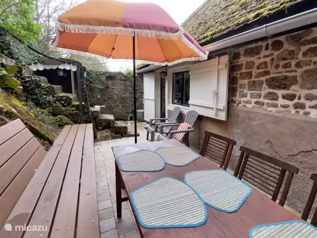 Moulin Fouché | Le Moulin | France, Côte-d'Or, Arnay-le-Duc - gîte / cottage Terrasse privative derrière le gîte avec accès au lac