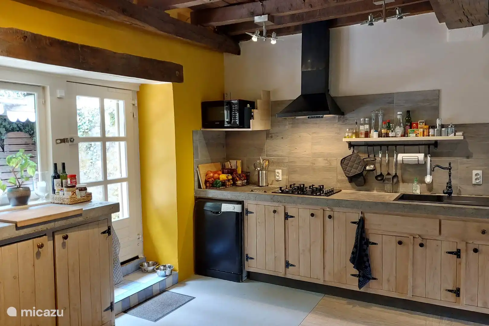 Die Küche ist komplett ausgestattet