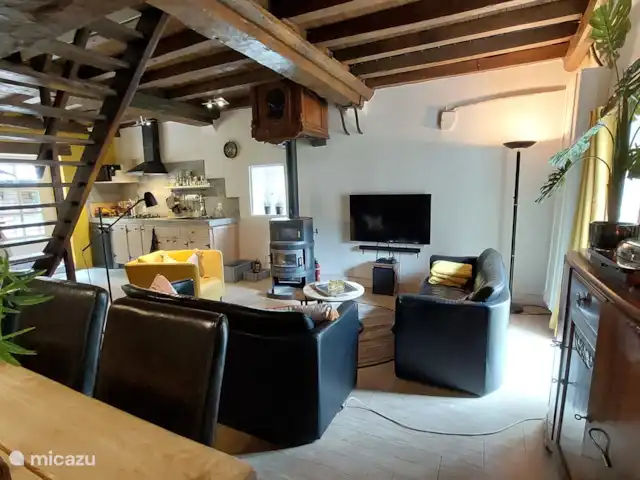 Moulin Fouché | Le Moulin | France, Côte-d'Or, Arnay-le-Duc - gîte / cottage Salon confortable avec cuisine ouverte, coin salon et grande table à manger