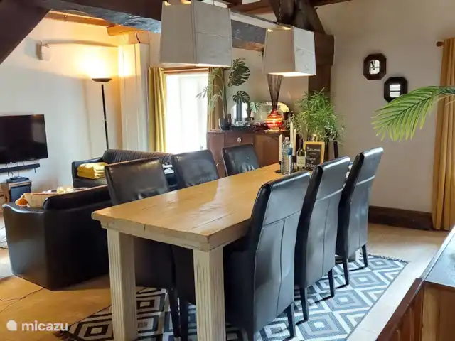 Moulin Fouché | Le Moulin | France, Côte-d'Or, Arnay-le-Duc - gîte / cottage Salon confortable avec cuisine ouverte, coin salon et grande table à manger