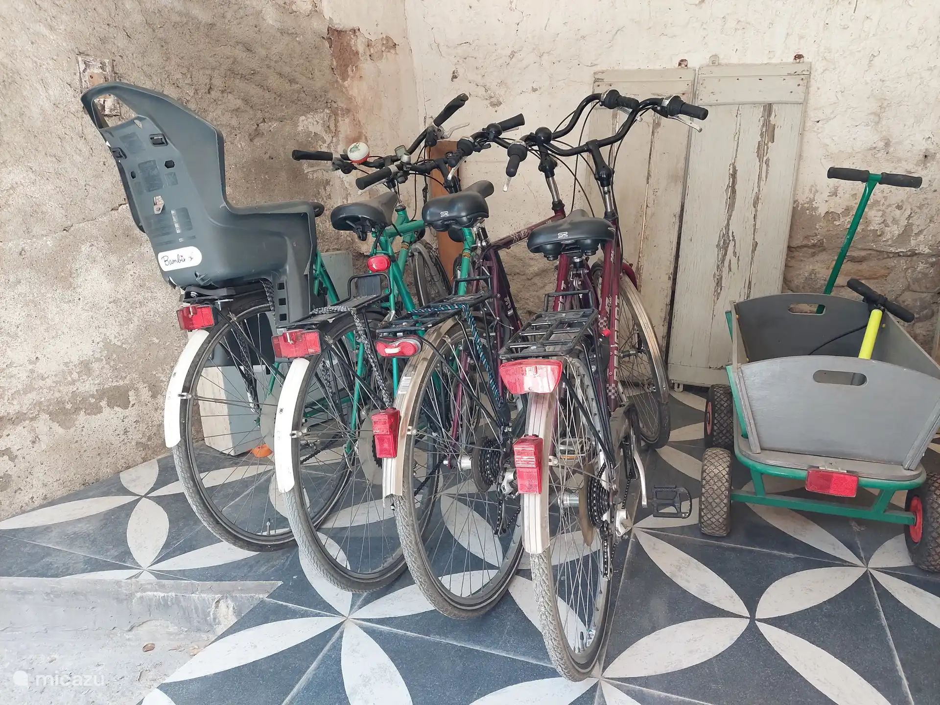 In het pand zijn fietsen en een bolderkar aanwezig, voor alle gasten te gebruiken.