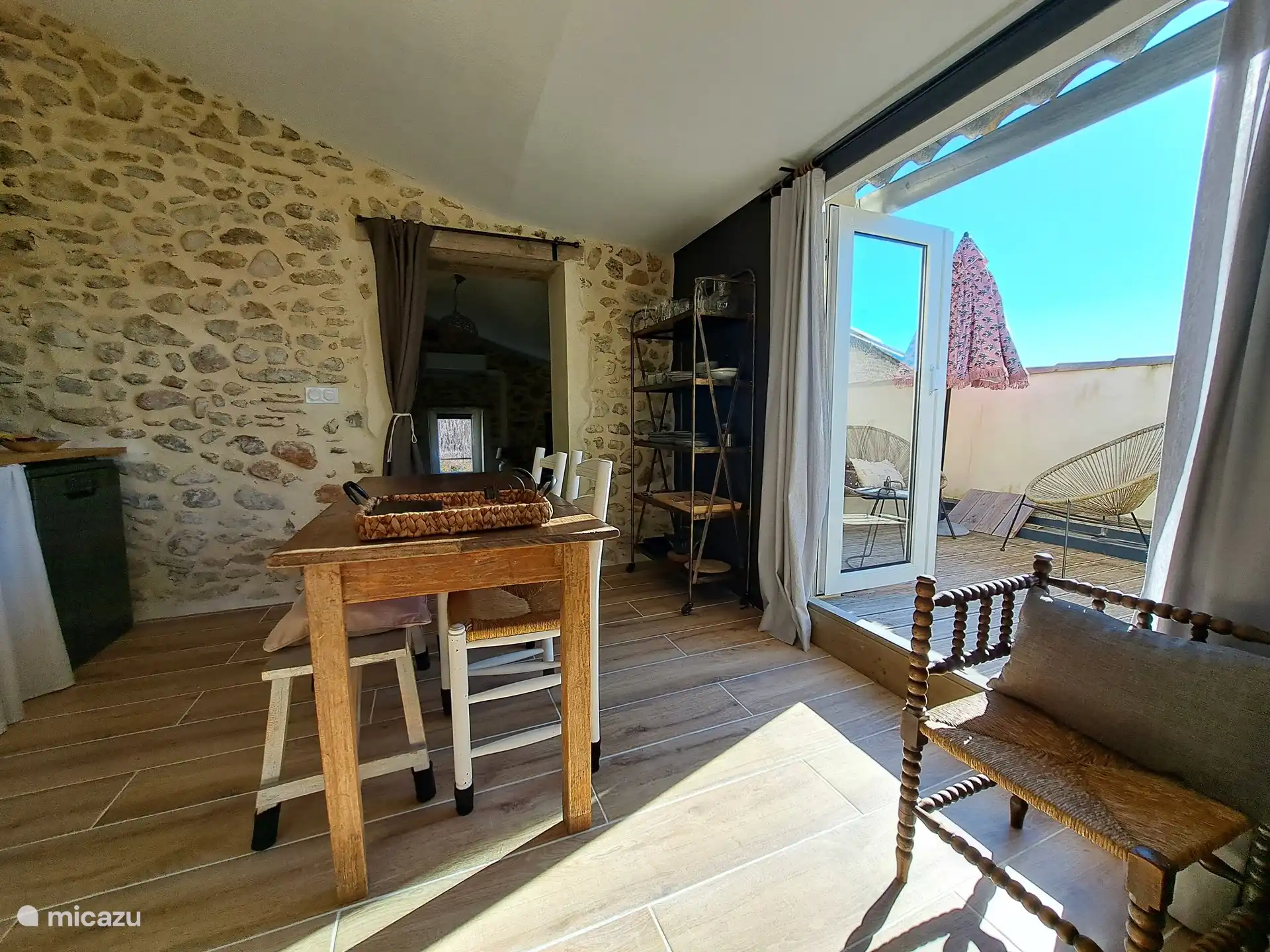 Fenstertüren von der Küche bis zur Terrasse