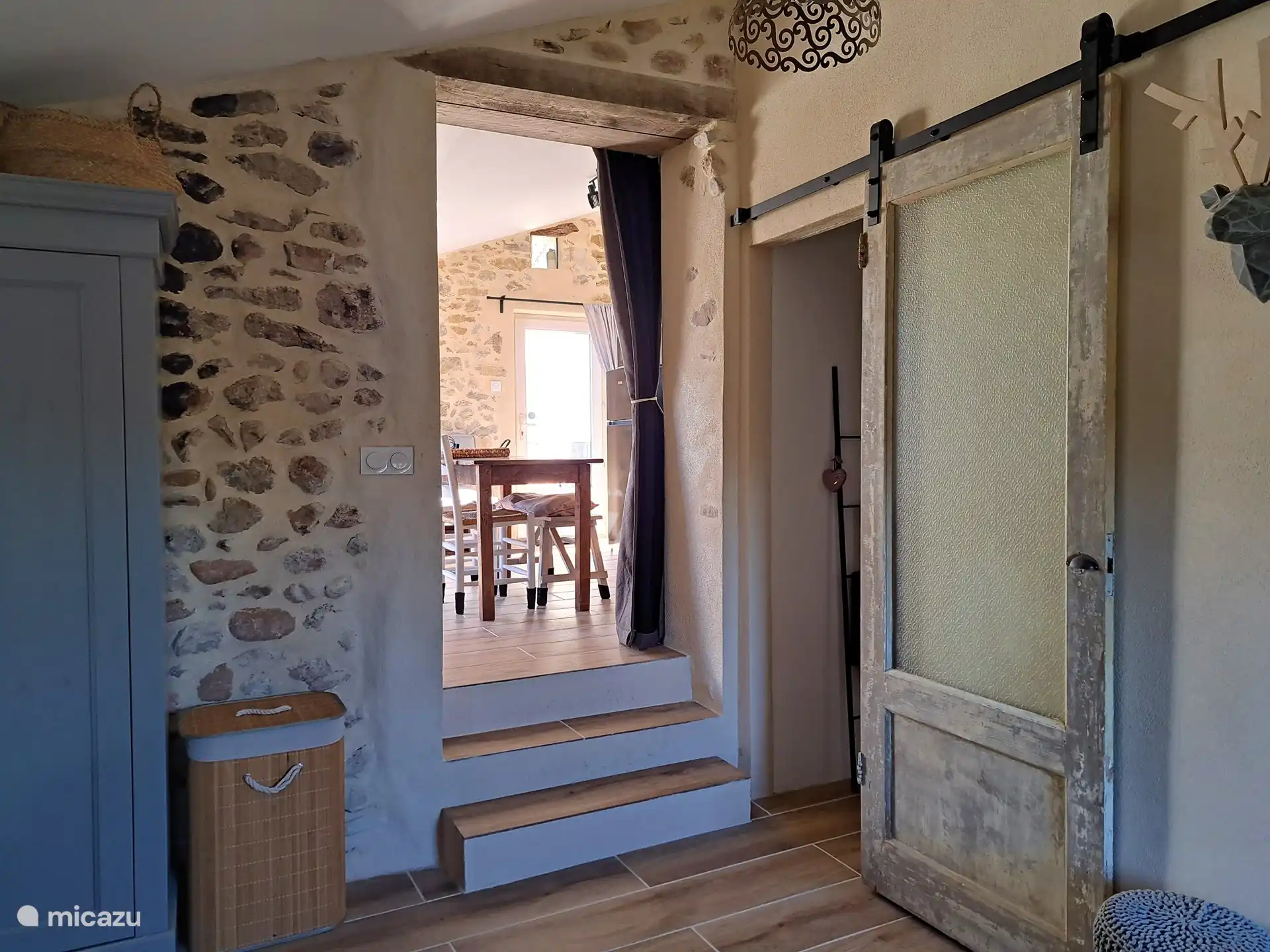 Blick vom Schlafbereich in die Küche