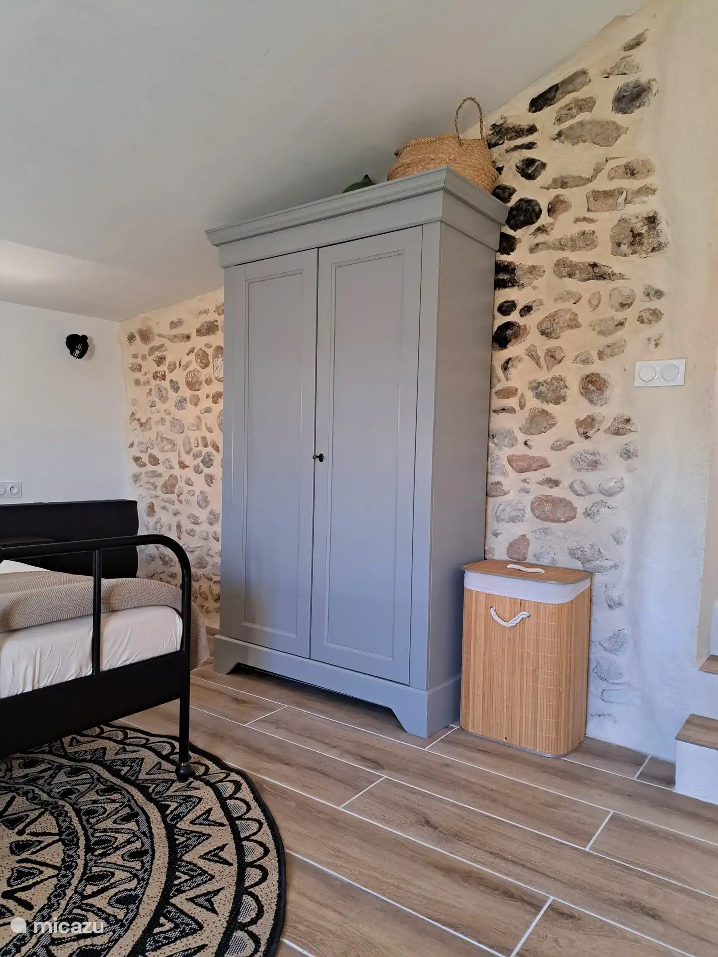 Großer Kleiderschrank im Schlafbereich