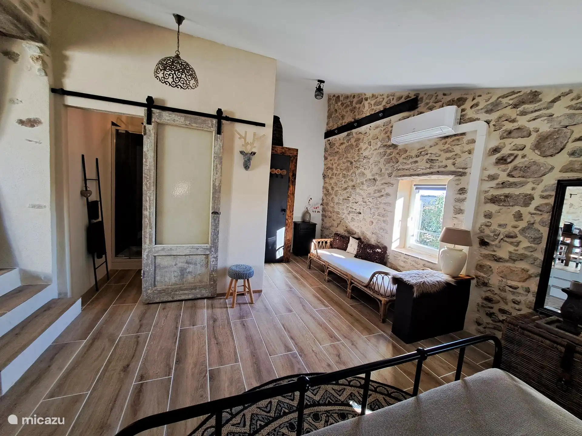 Badezimmer und Tagesbett im Schlafbereich