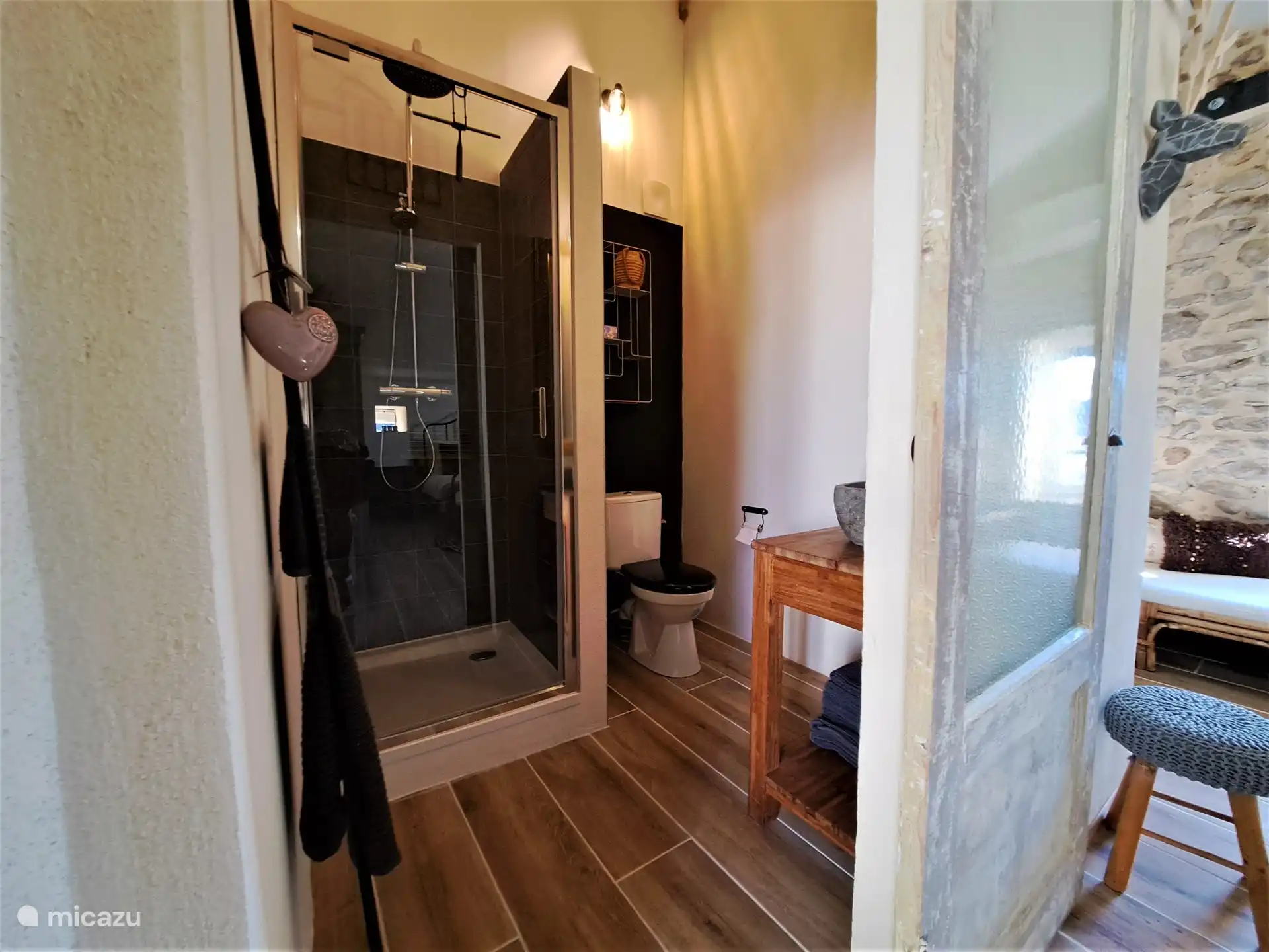 Badezimmer mit Duschkabine, WC und Waschtisch