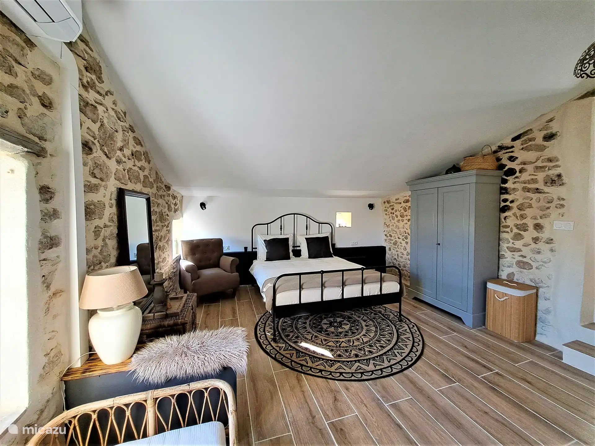 Schlafbereich mit Bett von 160x200 cm