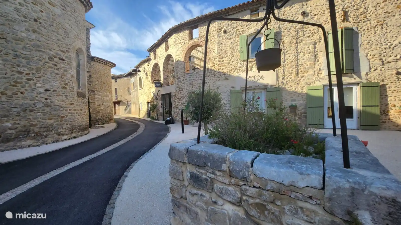 Straße entlang des NouLou-Gebäudes