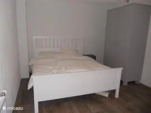 De hoofdslaapkamer met 2 persoonsbed