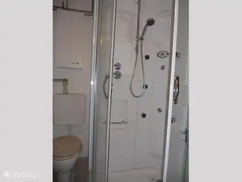 De doucheruimte en toilet