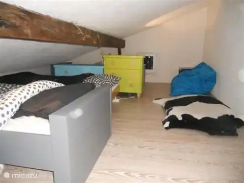 Slaapzolder met 3 losse bedden