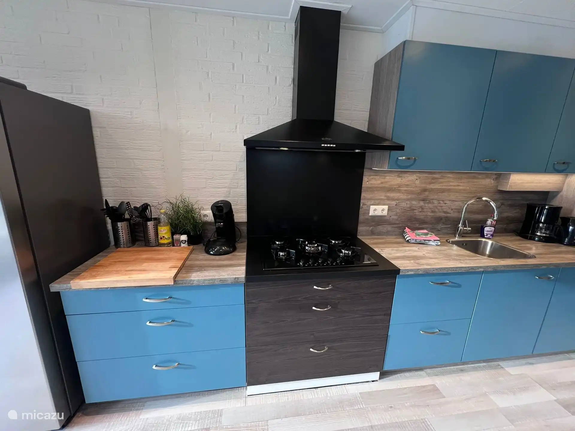 Keuken. Fornuis met ladeblok.