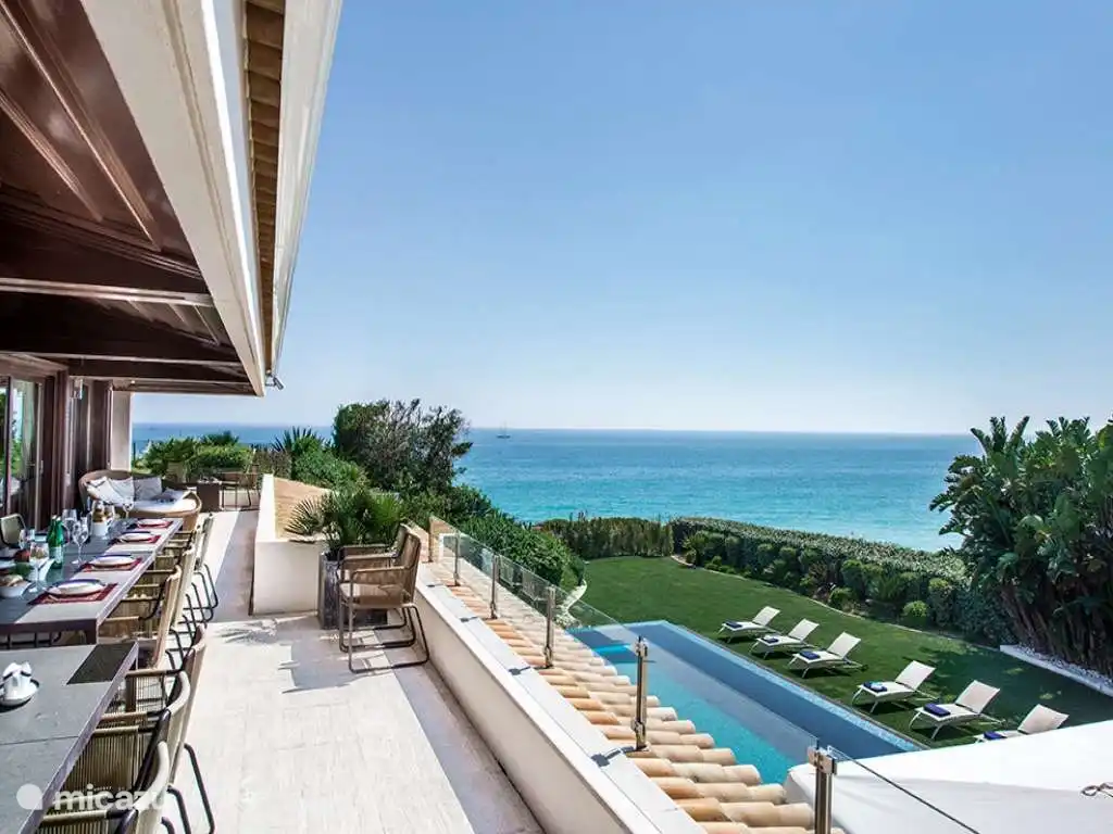 Essbereich auf der überdachten Terrasse