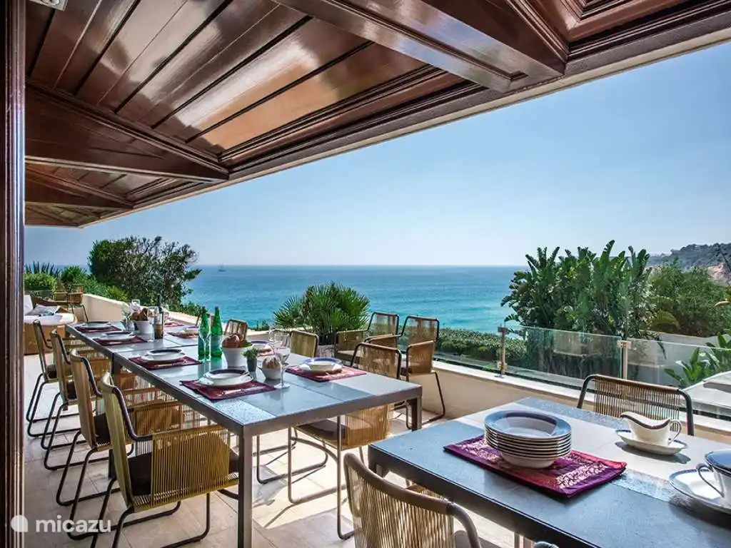 Essbereich auf der überdachten Terrasse