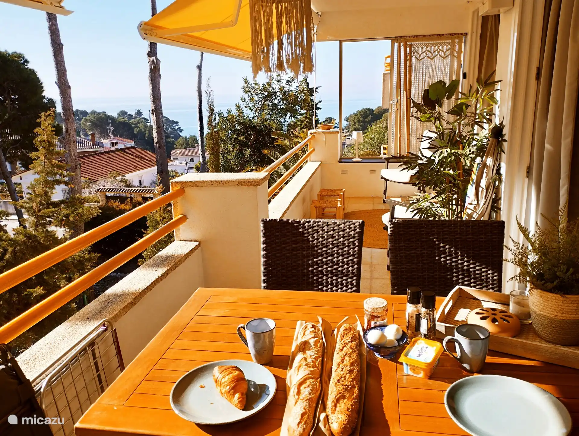 Hoe heerlijk is het om aan deze tafel te eten of een spelletje te spelen, wederom met uitzicht op zee