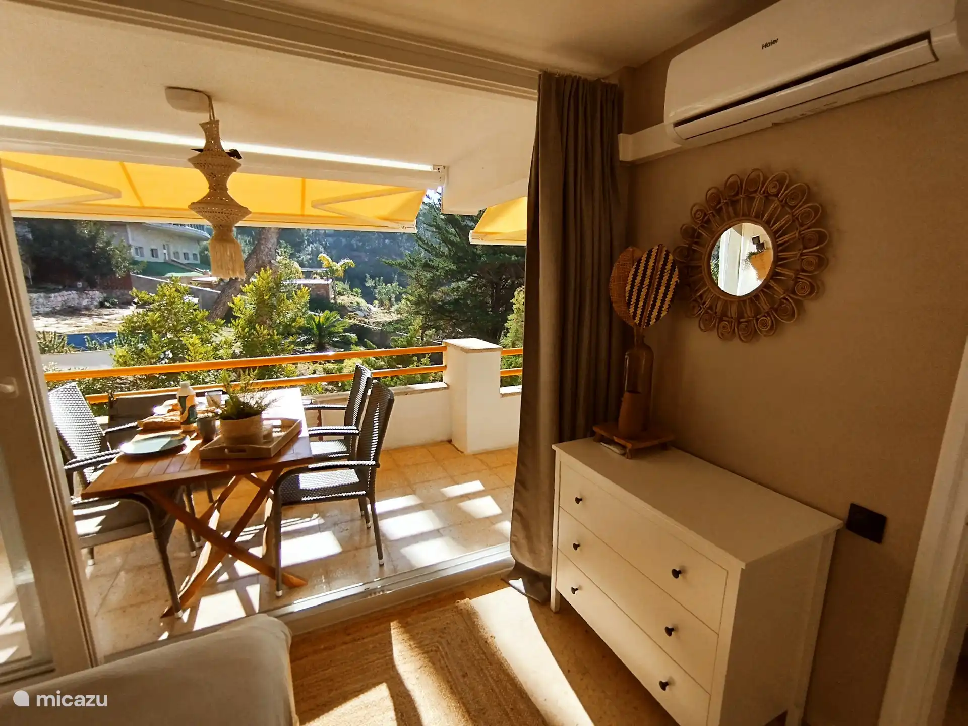 Het terras is voorzien van 2 nieuwe zonneluifels