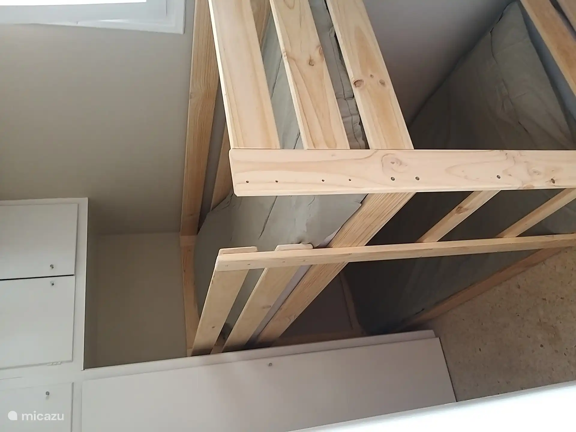 De 2e slaapkamer is klein en voorzien van een stapelbed, inbouwkast en een ventilator.  De kamer ligt op het noorden.