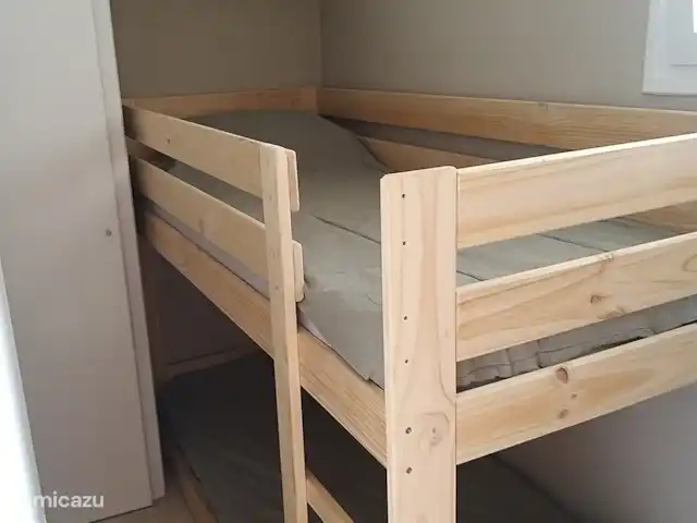 Brisa al Mar | Espagne, Costa Dorada, Salou - appartement La 2ème chambre est petite et équipée d’un lit superposé, d’une armoire intégrée et d’un ventilateur.  La pièce est orientée vers le nord.