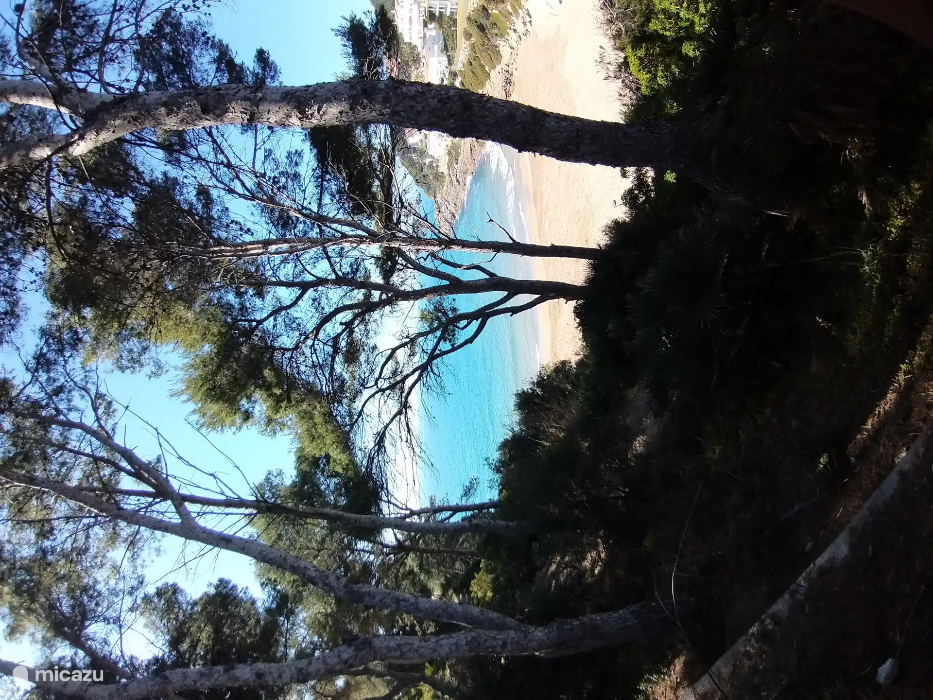 Op 100 meter lopen is het strand Cala Crancs . Een idyllisch strandje tussen 2 rotsen in. Vanaf het park, wat hieraan grenst, heeft u prachtig uitzicht over de Middellandse zee