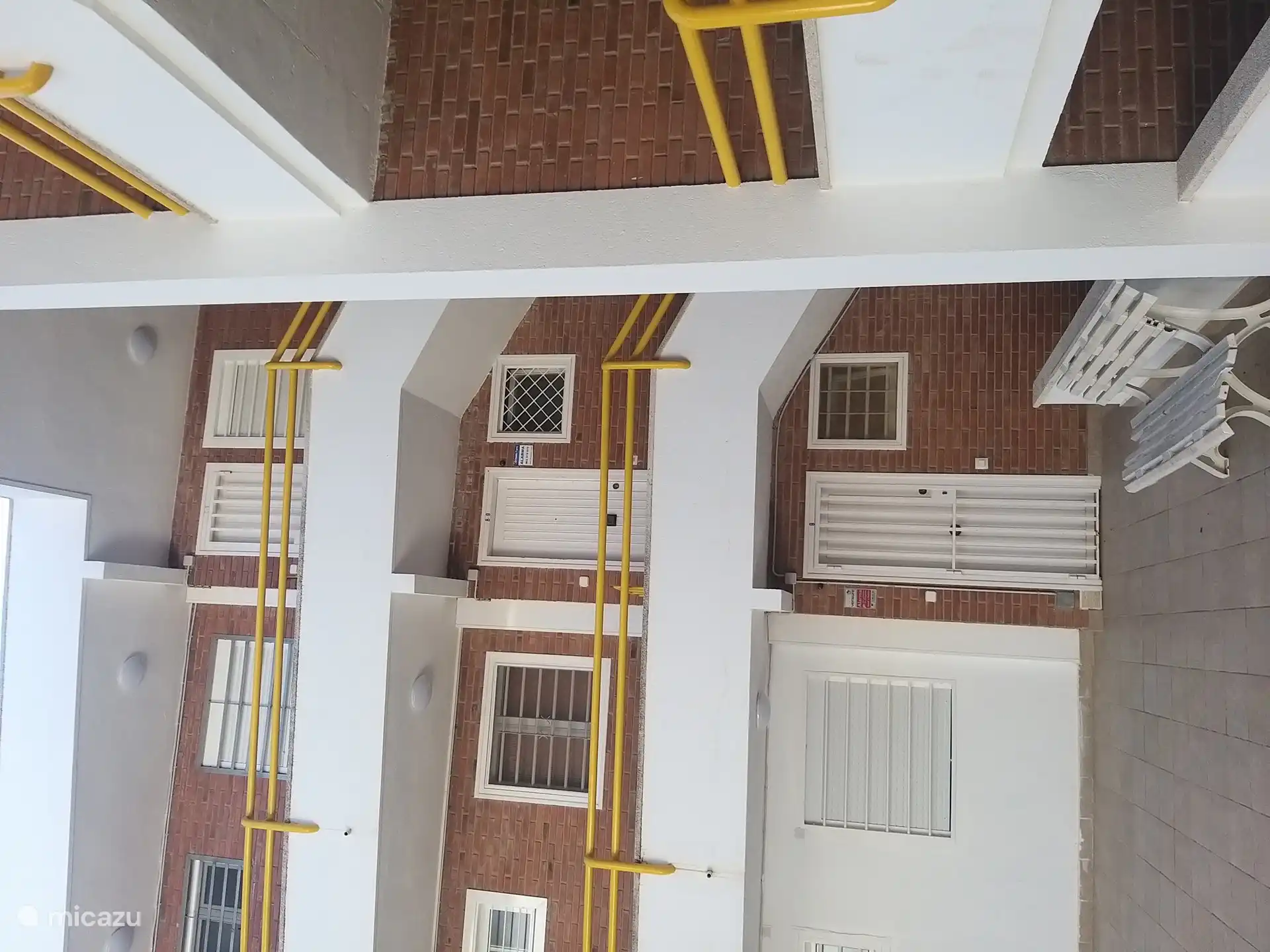 De voordeur van ons appartement,  genomen vanaf het binnenpleintje