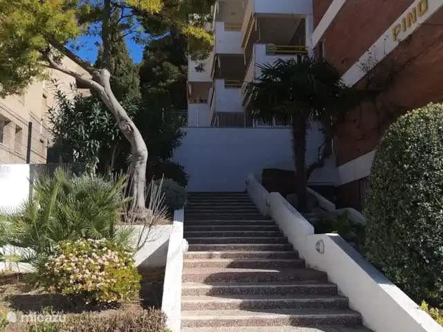 Brisa al Mar | Espagne, Costa Dorada, Salou - appartement Le faible escalier vers le haut, porte d’entrée du bâtiment « Pino studio »