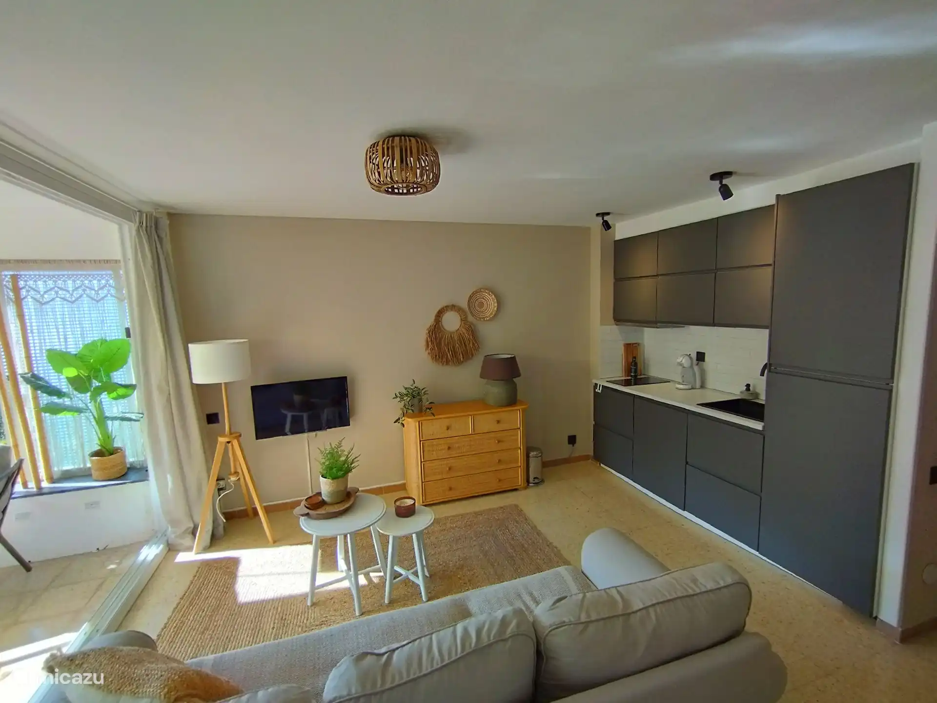 De nieuwe keuken is voorzien van 2-pits inductie kookplaat, magnetron,  grote koelkast met vriesvak en een wasmachine