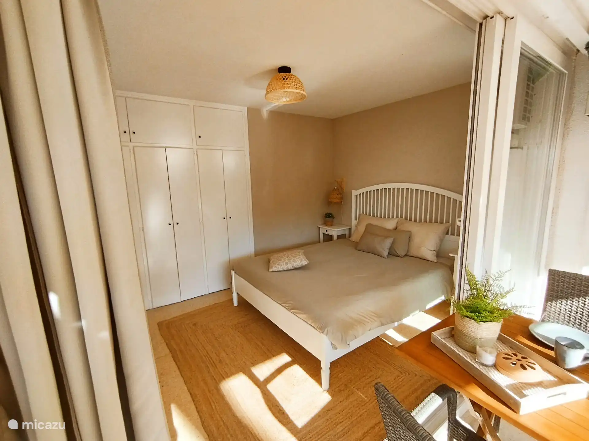 Vanuit het comfortabele bed heeft u ook uitzicht op zee en kunt u direct, door middel van de schuifpui,  naar het terras. Deze slaapkamer is voorzien van airconditioning. 