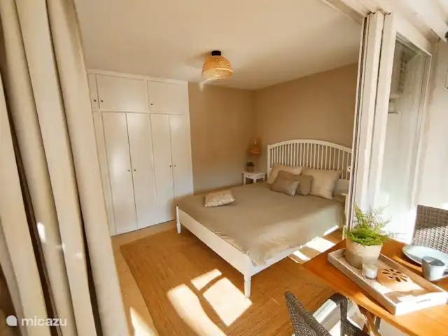 Brisa al Mar | Espagne, Costa Dorada, Salou - appartement Du lit confortable, vous avez également une vue sur la mer et vous pouvez accéder directement à la terrasse par les portes coulissantes. Cette chambre est climatisée.