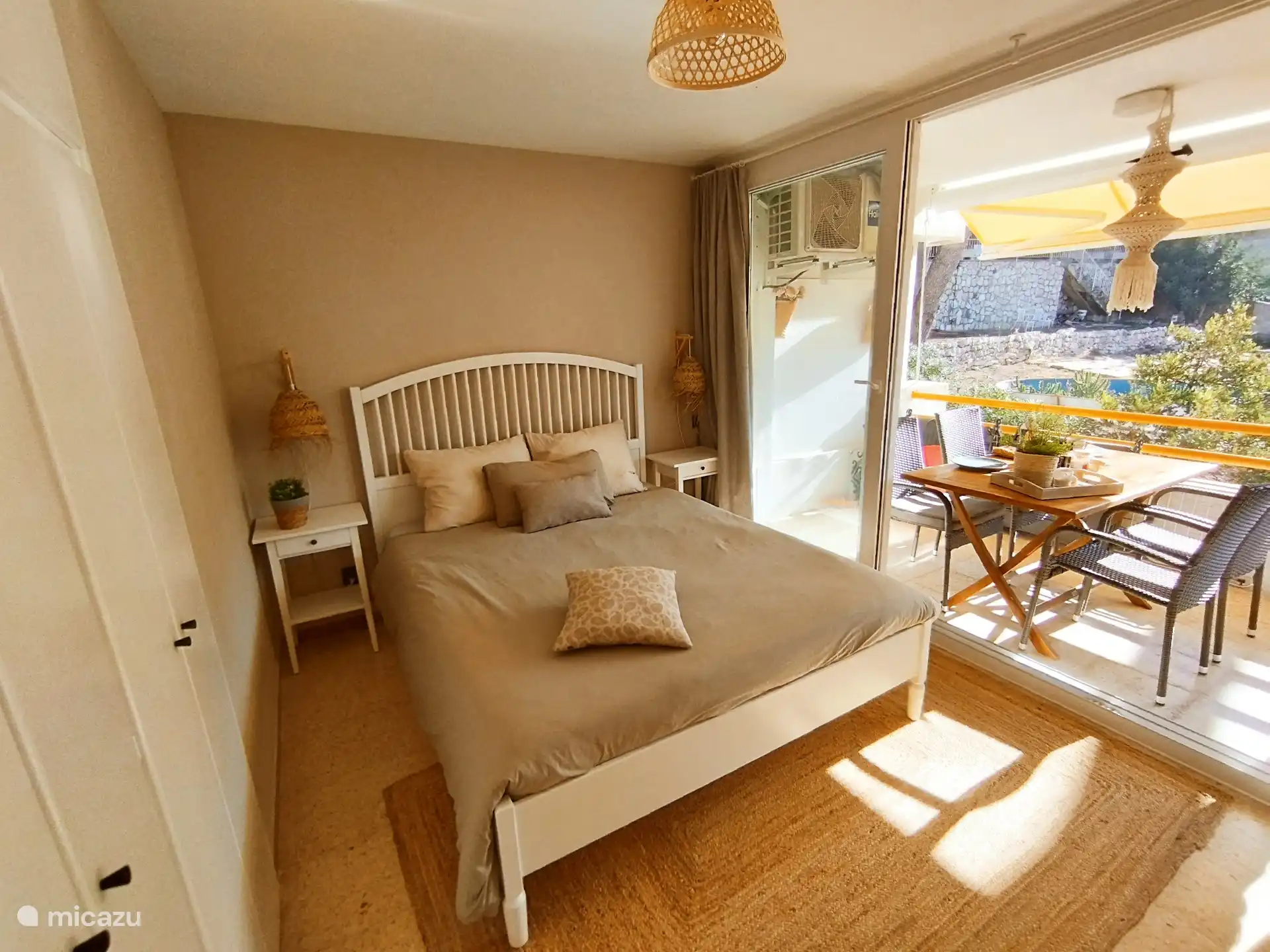 Ruime slaapkamer met een comfortabel bed
