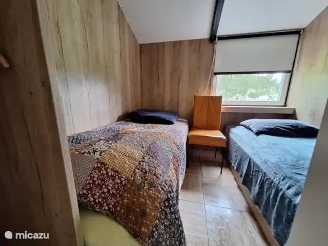 Casa de vacaciones Waldidyll en Alemania, Eifel, Hinterhausen - bungaló Dormitorio intermedio que, como todos los dormitorios, tiene una ventana con vistas al jardín
